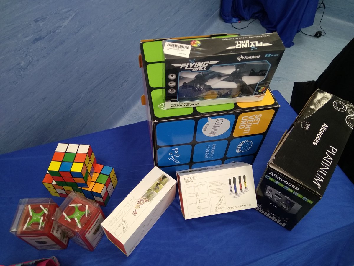 CEIPLAREDO's tweet image. #nanodrones, #cubosrubik, #flyingballs, #3dpencils, #minicadena e #magicbox...agasallos para os galardonados...quen será a nosa #maker #deseñadora3d deste ano!!!!...Mañá ás 13:15 gran final coa #mc @cfdezmunin #flippedenfemenino