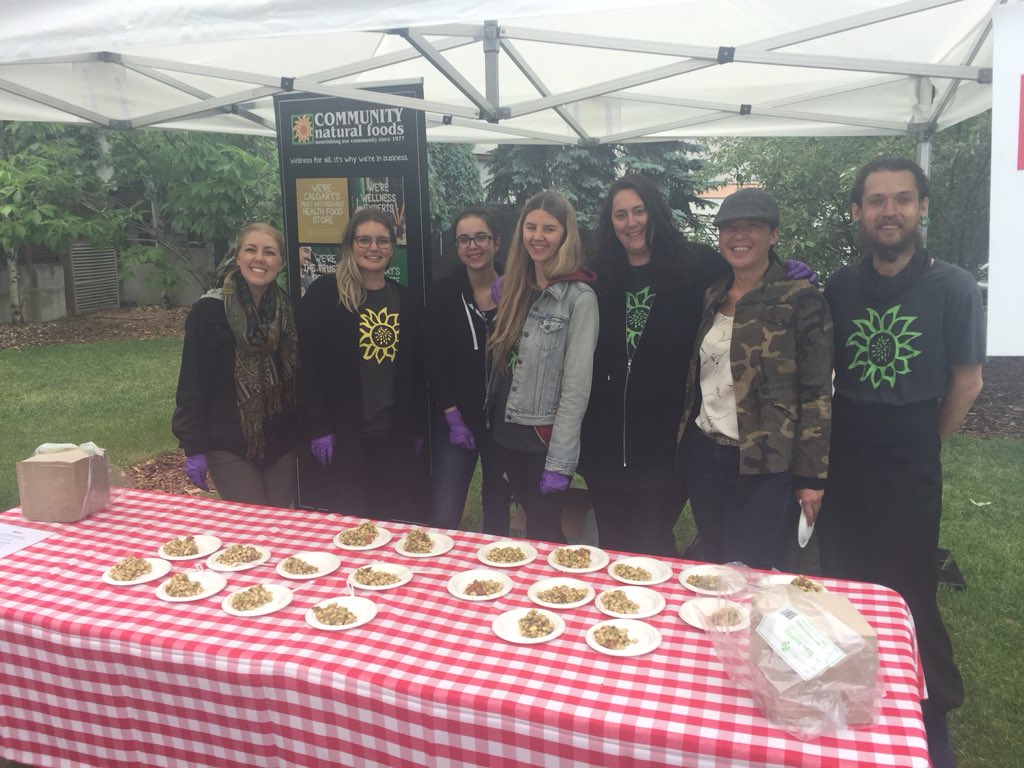 f5kyyc's tweet photo. We’ve got team @mycnf serving up some delicious white bean salad. #F5KYYC2018 Stop by and say hello and learn what Community Natural Foods does to reduce food waste. #F5KYYC2018 https://t.co/ge9SXJhUZA