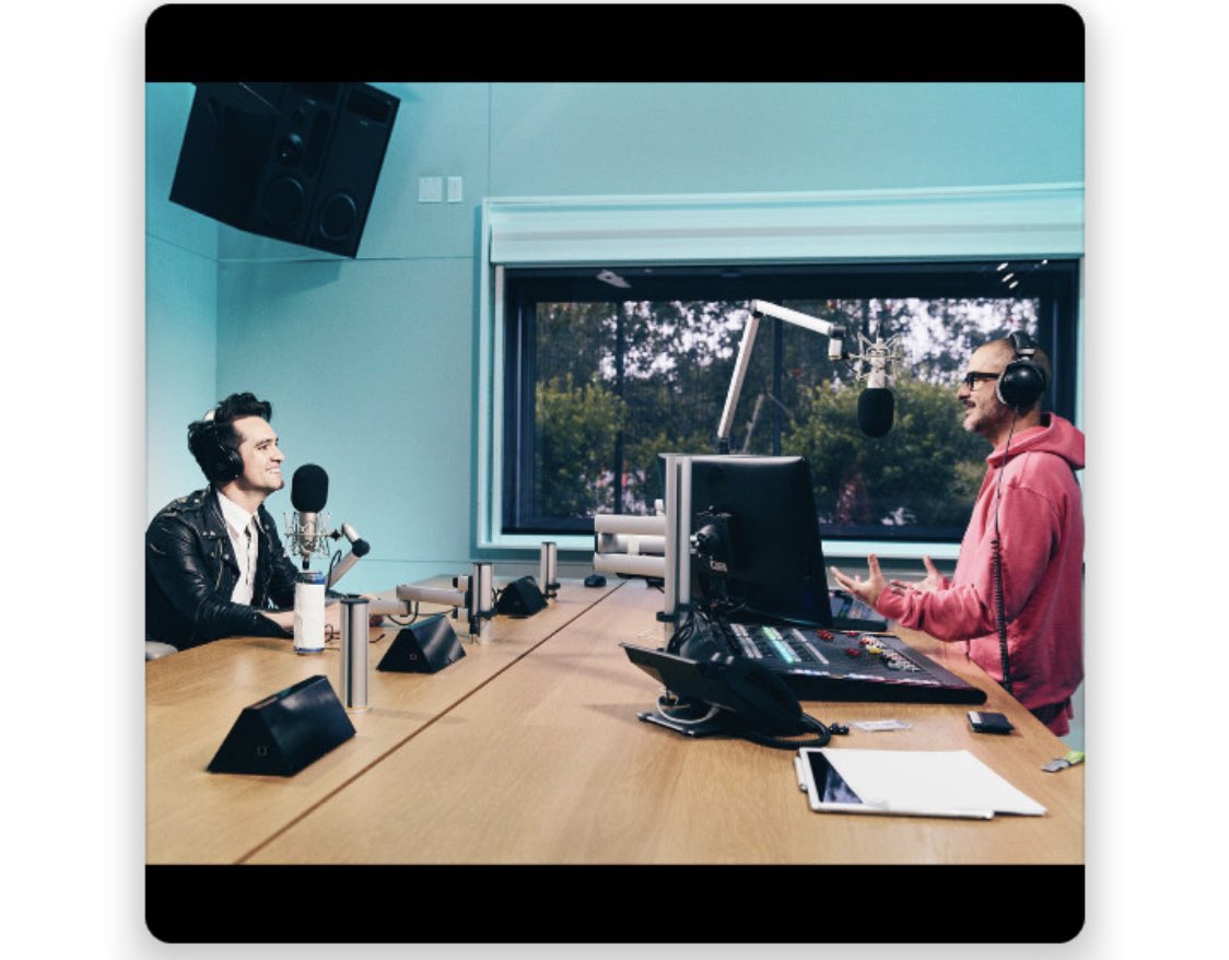 panicupdating's tweet photo. More photos from @AppleMusic! https://t.co/ib2n7yifHl
