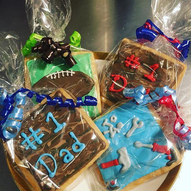 CocoaBakeryJC's tweet photo. Fatherβs Day cookies are out! Donβt forget to give your dad something sweet for his special day π #fathersdaygifts #fathersday #fathersdaycookies #cocoabakery #jerseyeats #jerseycity https://t.co/FtfZNIfP2P https://t.co/7lzQYfROr9