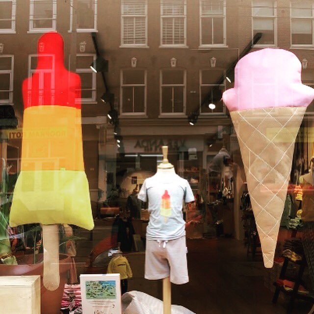 Nieuwe etalage met handgemaakte reuze ijsjes! #broerenzus #kinderkleding #amsterdam #vanwoustraat #zomer broerenzus.nl
