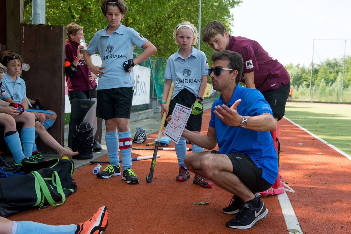 hockeyvl's tweet photo. Zin om deel te nemen aan de opleiding «Instructeur B Hockey» tijdens de herfstvakantie ? Schrijf je dan voor 20 juni in ! 
Meer informatie: https://t.co/gu29Ug6Gl7 @VTS_tweets @SportVlaanderen #sportersbelevenmeer #hockey https://t.co/HcWjTAnU8v