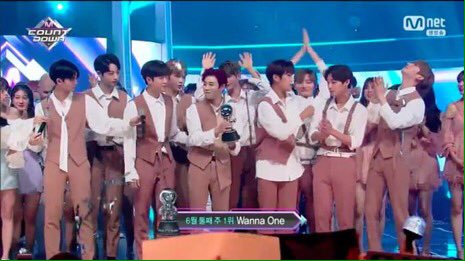 brazilkorea's tweet photo. #WANNAONE tem seu 3º win no MCountdown com #Light! 👏🏻😍🎉 #Light3rdWin https://t.co/JZfLaMPhSC
