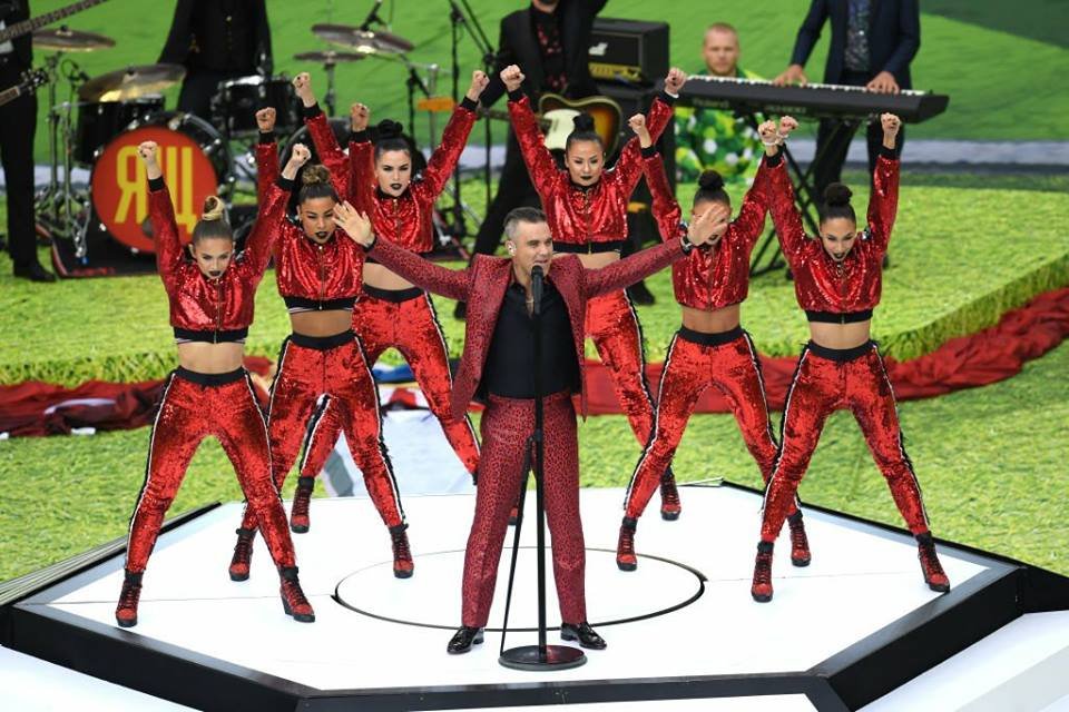 PlayRockPy's tweet photo. 📸FOTOS | El cantante inglés Robbie Williams puso su firma en la inauguración de la máxima fiesta del fútbol mundial. 🎶⚽🏆
#Rusia2018 #PRMundial https://t.co/7YEh2DEGxa