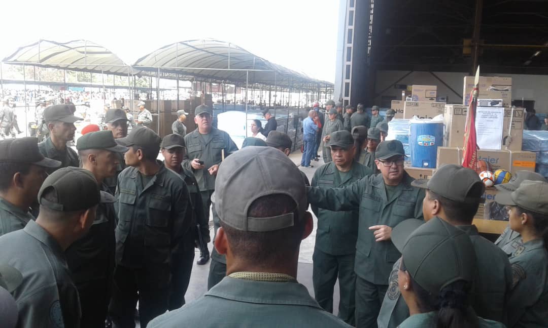 CODAI_FANB's tweet photo. Comprometidos con el bienestar de la familia de la #FANB  @cmdtecodai presente en la entrega de dotación a las unidades operativas del @CODAI_FANB acantonadas en la @Redi_Central de la mano del GJ @vladimirpadrino en Mega Jornada Social #CampañaNacionalNegroPrimero https://t.co/pKSjlPviAs
