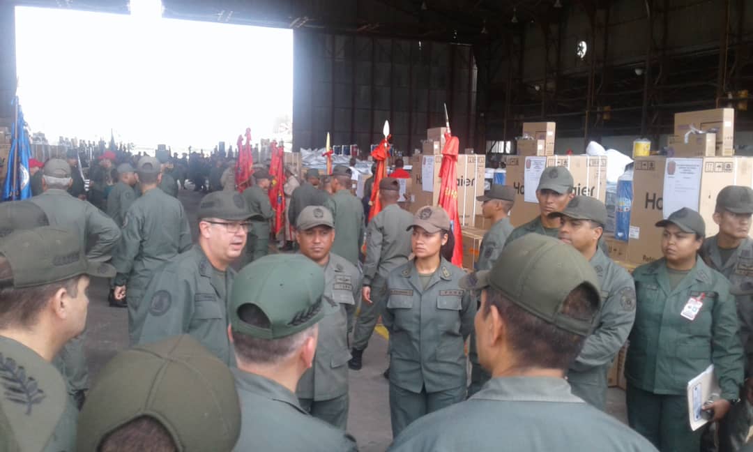 CODAI_FANB's tweet photo. Comprometidos con el bienestar de la familia de la #FANB  @cmdtecodai presente en la entrega de dotación a las unidades operativas del @CODAI_FANB acantonadas en la @Redi_Central de la mano del GJ @vladimirpadrino en Mega Jornada Social #CampañaNacionalNegroPrimero https://t.co/pKSjlPviAs