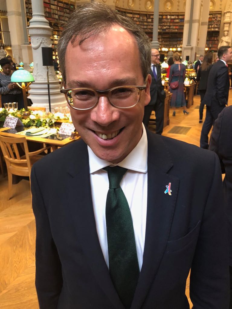 The great British ambassador to France @EdLlewellynFCO is proudly wearing the <a href="/Paris2024/">Paris 2024</a> pins!
