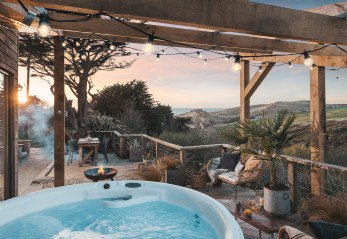 Friends? Check! Luxury home stay? Check! Hot tub? Absolutely! #luxurytravel #hottub #uktravel #exploreengland ow.ly/4OVE30kr7tQ