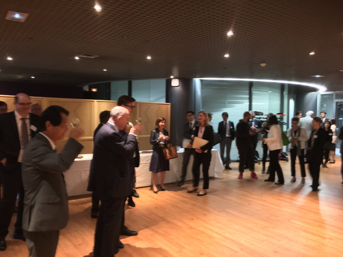 CEFJ_2020's tweet photo. Toujours un moment de convivialité avec nos membres #français et #japonais pour le #kanpai de l’AG du @CEFJ_2018  au sein de la @CCI_Paris_IdF #francejapon #cefj https://t.co/bjNt2Sps3o