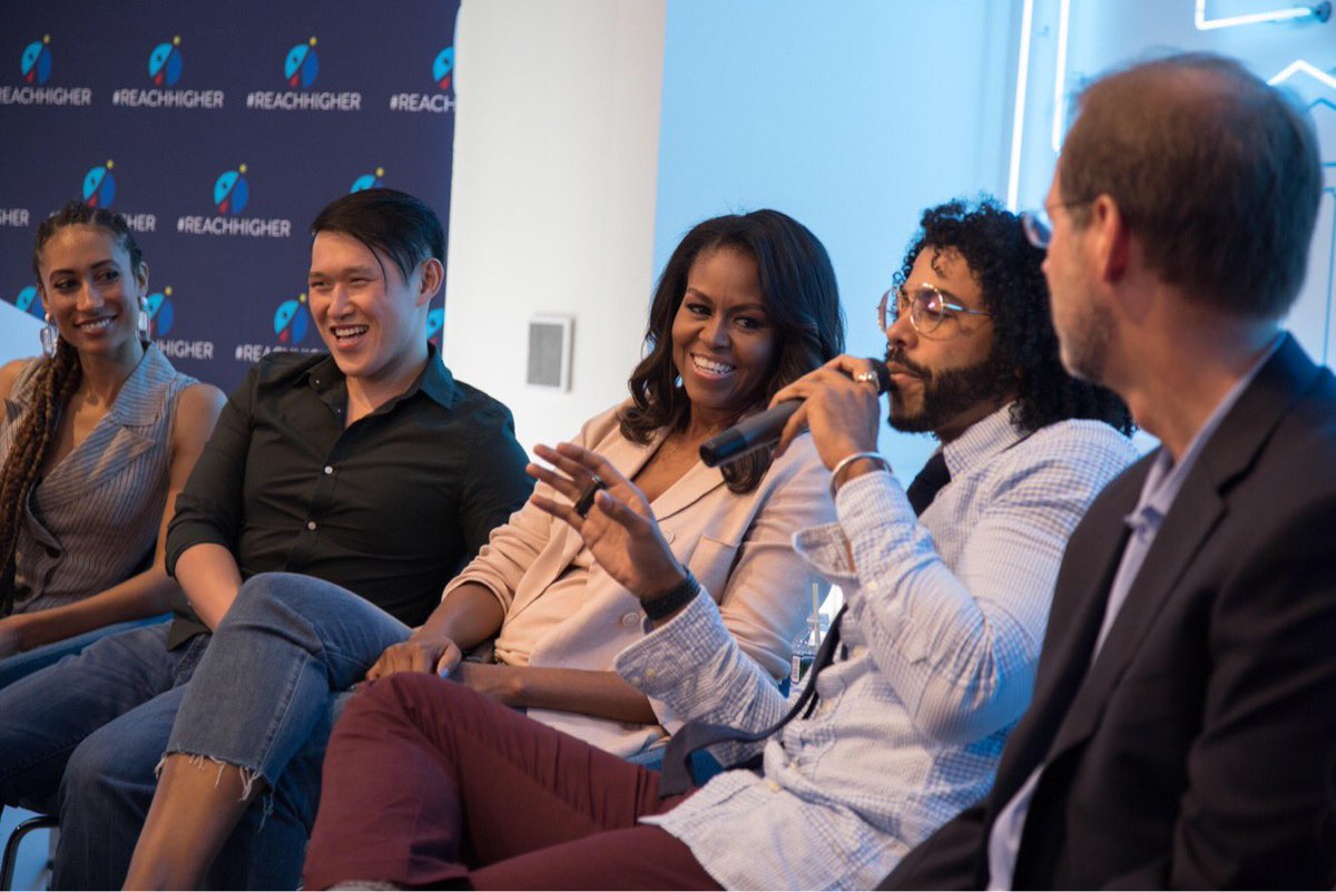 общение с клиентами в офисе. Are we meeting today. человек делает презентацию. удачные переговоры. Tomorrow meeting.