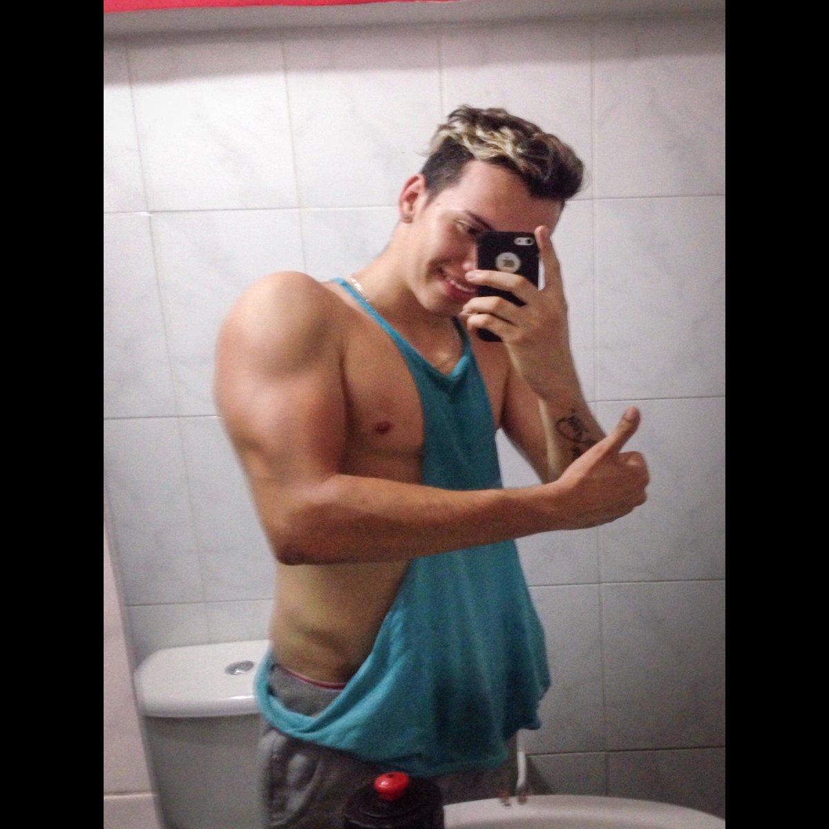 Sebas_Escribe's tweet photo. Si te esfuerzas todo vale 💪🏼 #fitness https://t.co/QqQlGMfAKH