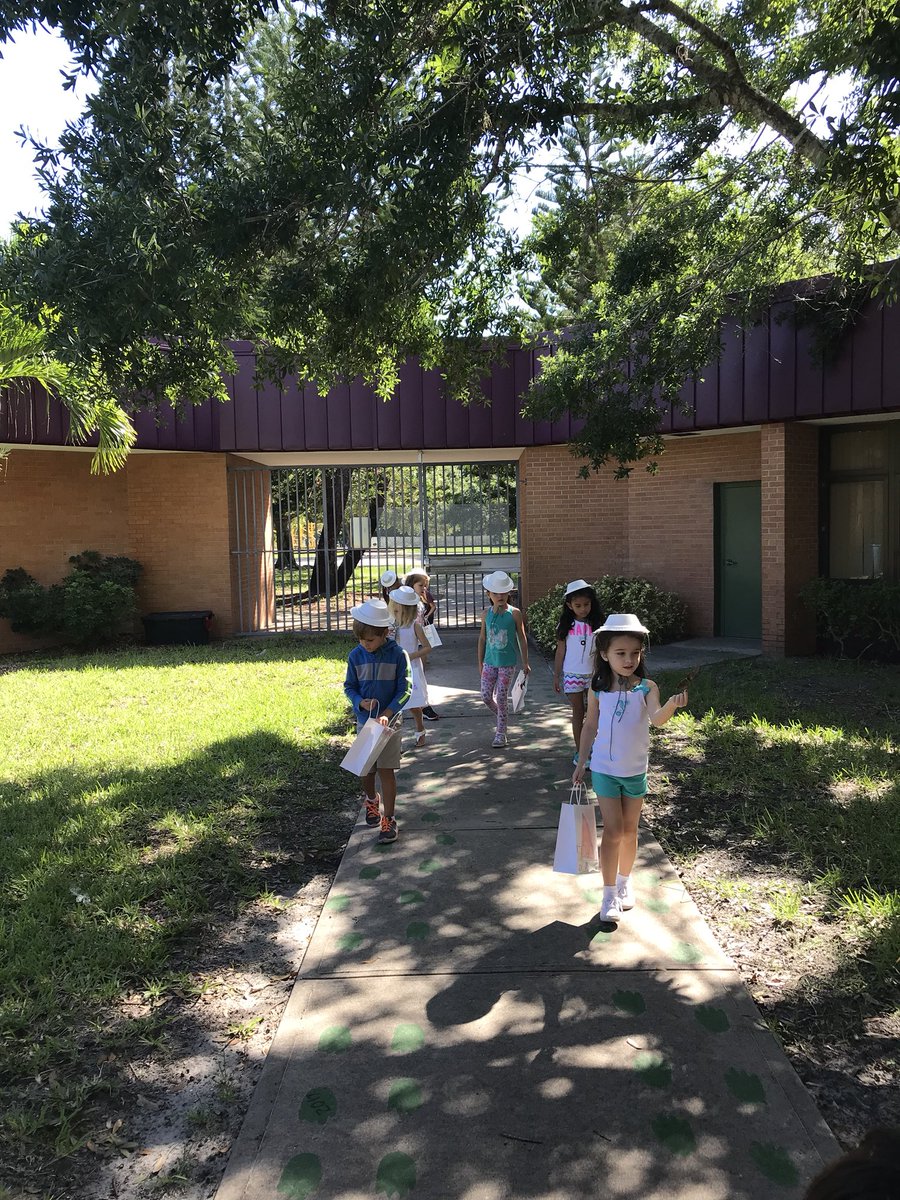 TeachMrsDTeach's tweet photo. Leaf safari today! @The_GESGators @IRCSchools #SummerScienceInstitute https://t.co/6oxqICoJe2