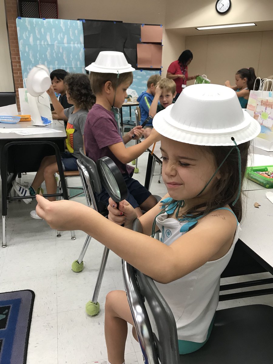 TeachMrsDTeach's tweet photo. Leaf safari today! @The_GESGators @IRCSchools #SummerScienceInstitute https://t.co/6oxqICoJe2