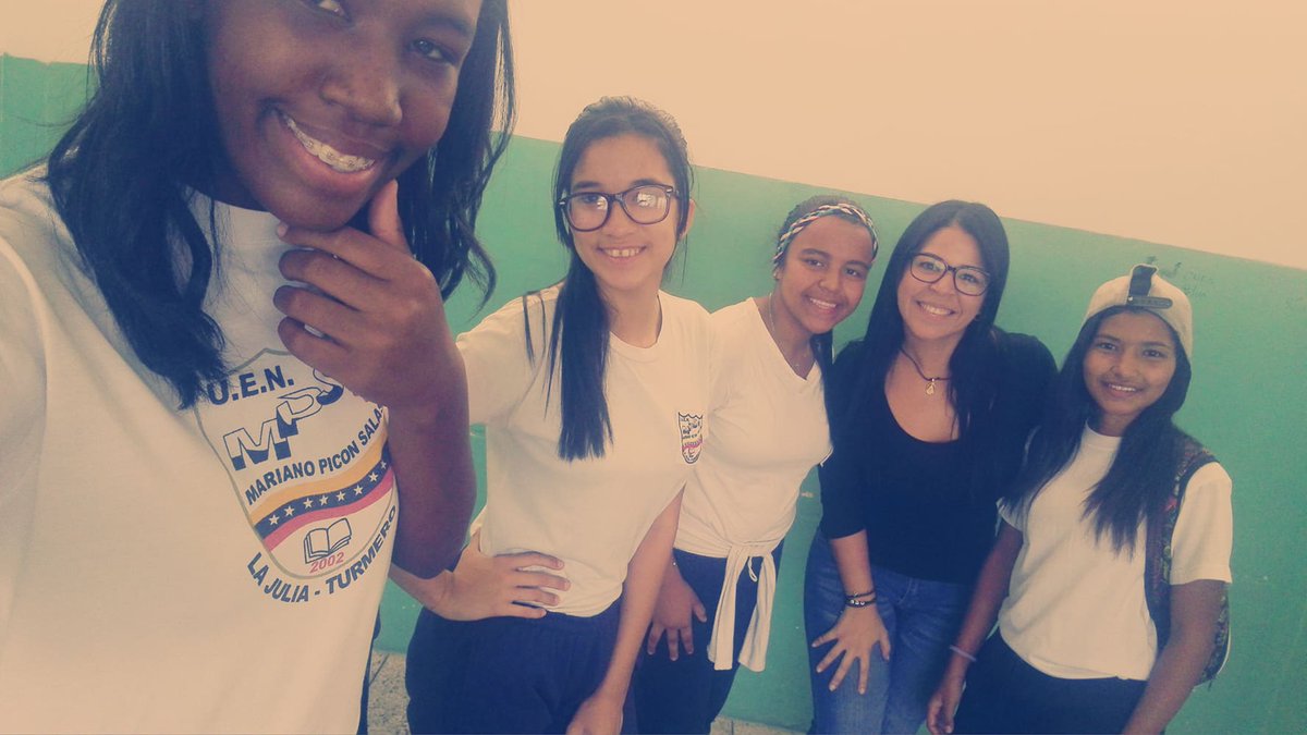 AxlySolorzano's tweet photo. Mama Maria <3 La Amamos 
Att: Sus Hijas De 3ro A https://t.co/ILsIOyAEzV
