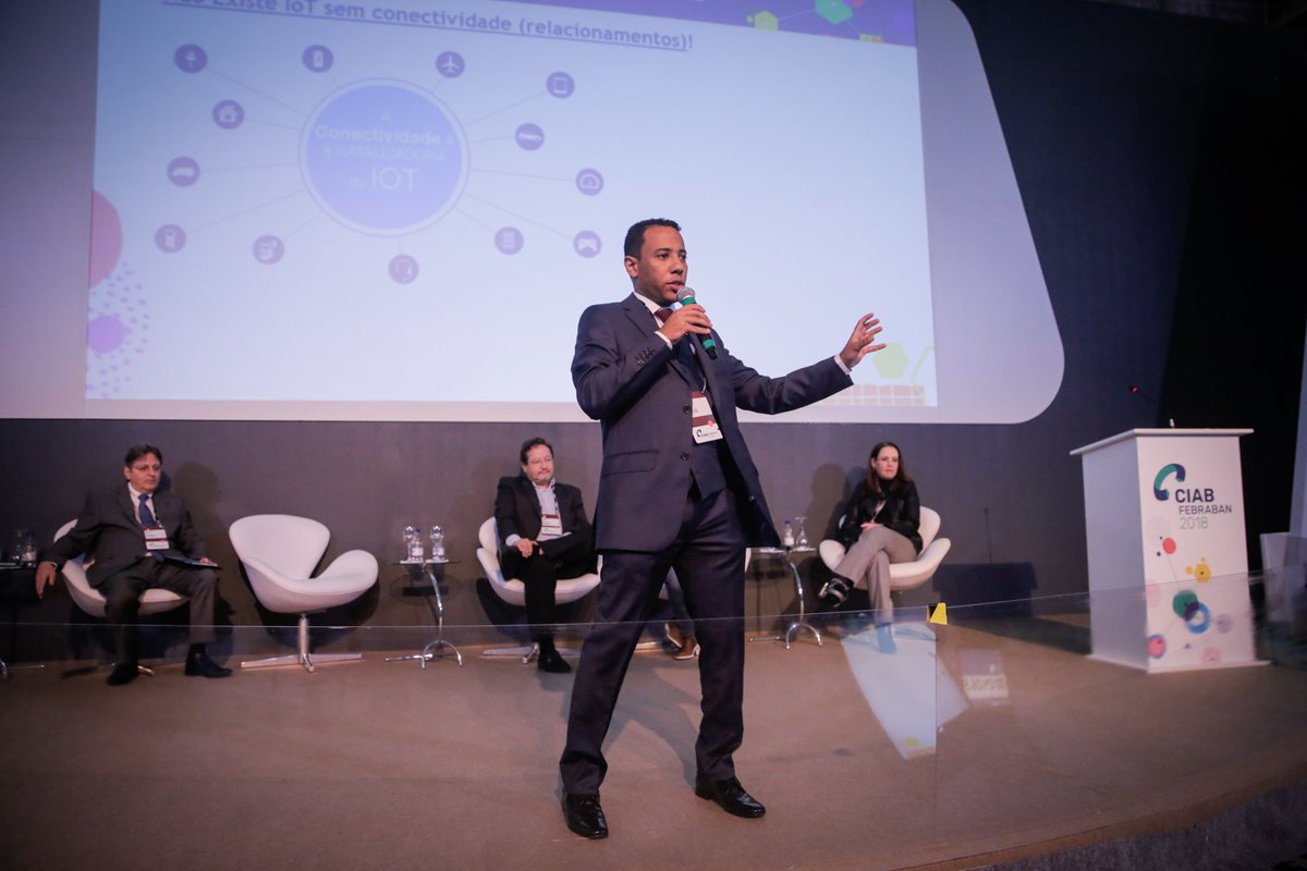 claroempbrasil's tweet photo. “A experiência do cliente combinada com a conectividade são os pilares da economia de assinaturas. Temos olhado para a experiência dos clientes e usamos a conectividade como meio e não como fim”, afirma Alakija durante painel no @CiabFebraban. #CIAB2018 https://t.co/w8KQZ9AAIN