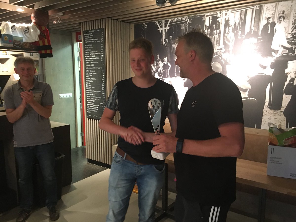 vakovoetbal's tweet photo. Daar is die dan. De winnaar van het eerste Mike Baalmanstoernooi voor het VAKO -jeugdkader #mbt18 https://t.co/6Rvb86lS3l
