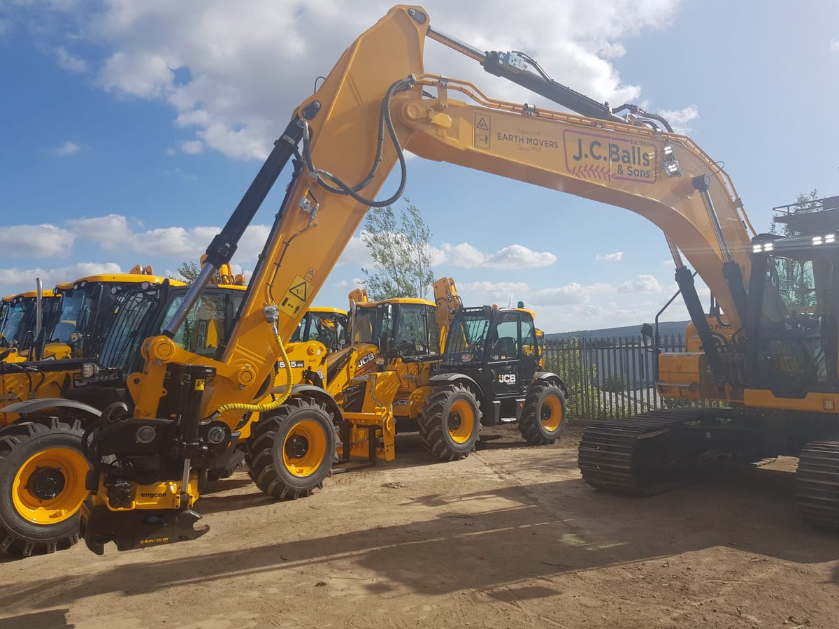 engcon_uk's tweet photo. Another @JCBmachines 220X with engcon EC226 this time for our friends at @JCBallsSons. See this beauty on @TCHarrisonJCB 's stand at Lincolnshire Show and our stand at @hillheadshow. #engcon #EC226 #tilty #JCB #220X #JCBalls https://t.co/LsKf02ug3z
