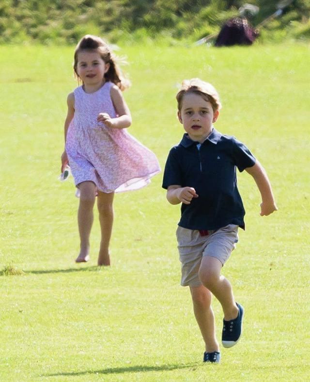 LesCassePieds's tweet photo. Pour courir dans l'herbe avec une allure princière, pensez au Cienta.
Elles viennent de revenir en stock en marine, jeans, vieux rose.
.
.
.
.
.
.
#cienta #cientashoes #princegeorge #princesscharlotte https://t.co/VzaM1kEzNP https://t.co/dEpYDEeZvo