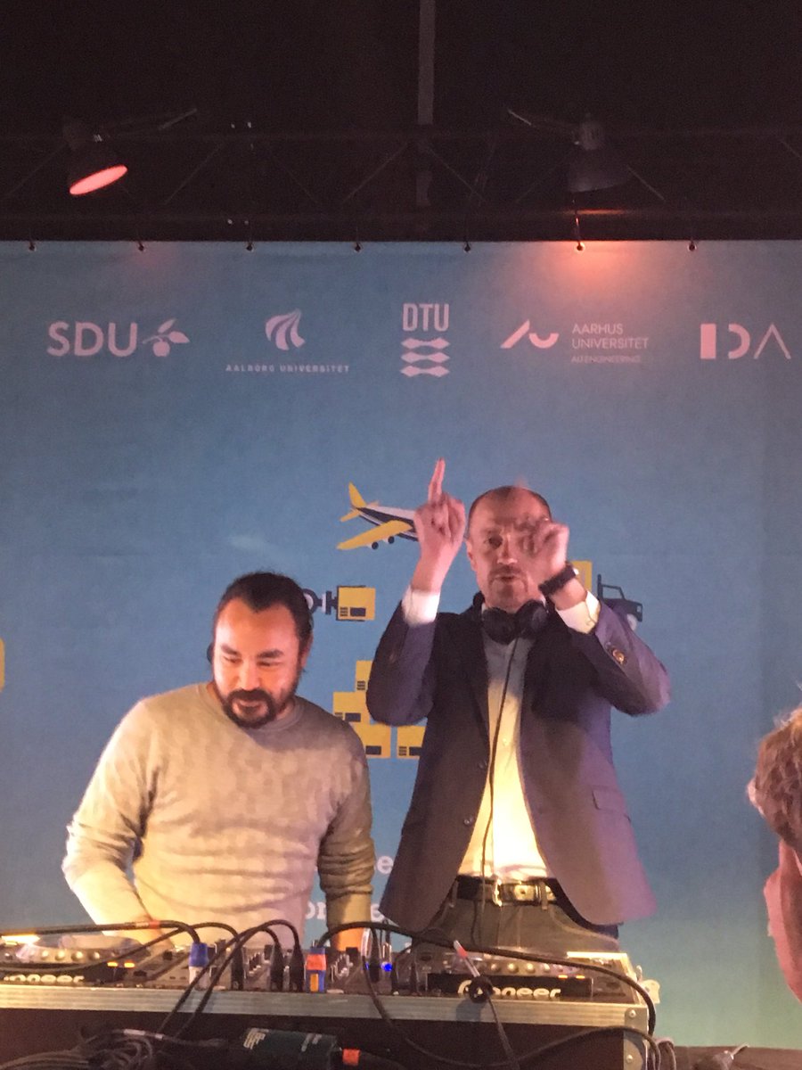 JokkeKochs's tweet photo. @Heunicke spiller et stykke med Whitney ShoesOn #FM18 https://t.co/lN95DmvbCA