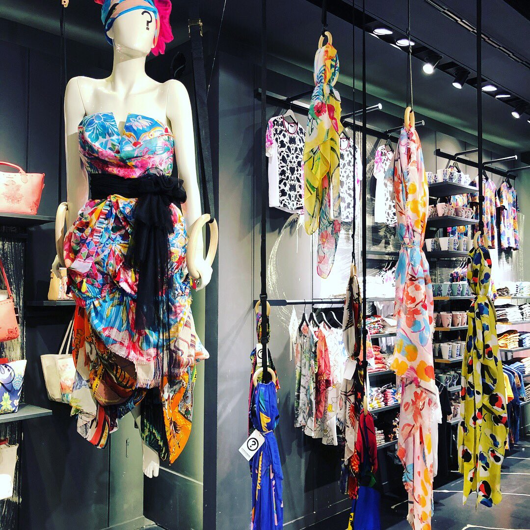 BCNFashionPress's tweet photo. ❓❓❓En la opening party de @notashopbcn descubrimos 👉 ✖️THIS IS NOT A SHOP ⁉️✖️✖️✖️
☑️Pásate por los IG stories y descúbrelo tú mismo 🔘⚫️🔴
#thisisnotashop #NOTASHOPBCN #BarcelonaFashion #bcnfashion #BarcelonaFashionPress #bcnfashionpress https://t.co/6At4j6aieL