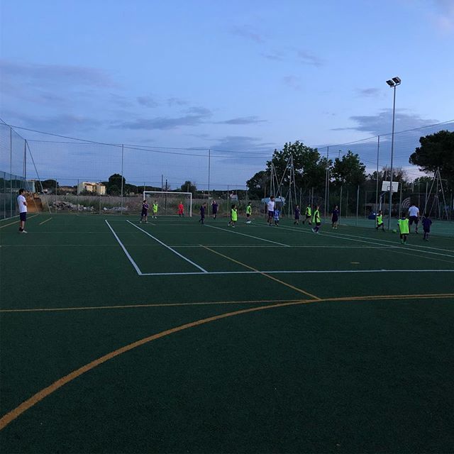 diegofogale's tweet photo. ||| Fiorentina Camp by night ❤️ #camp #love #sport #calcio #passione #amore #nuoveamicizie #gruppo #df (view&amp;follow on instagram https://t.co/1mvMxjYzrc) https://t.co/wYTicCHLqZ