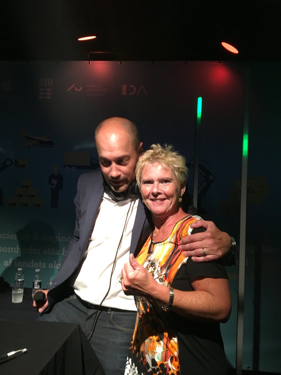 JokkeKochs's tweet photo. @Heunicke @LRisgaard hvorfor kigger du ned Heunicki? https://t.co/m4SEkP5emM