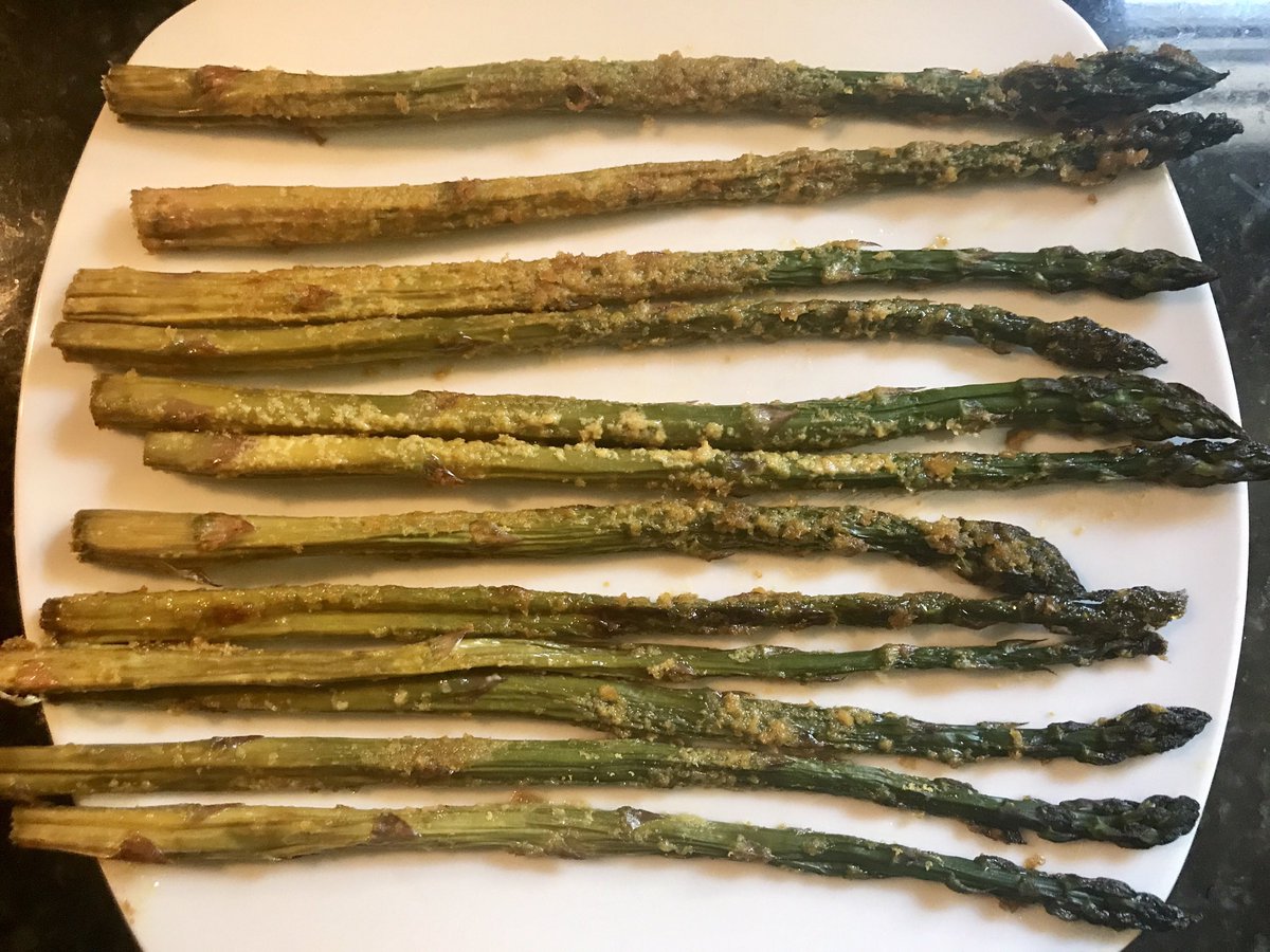 Baked asparagus, number 8 on the <a href="/ewg/">EWG</a>'s Clean 15 list ewg.org/foodnews/clean… #food #health #inseason #cooking