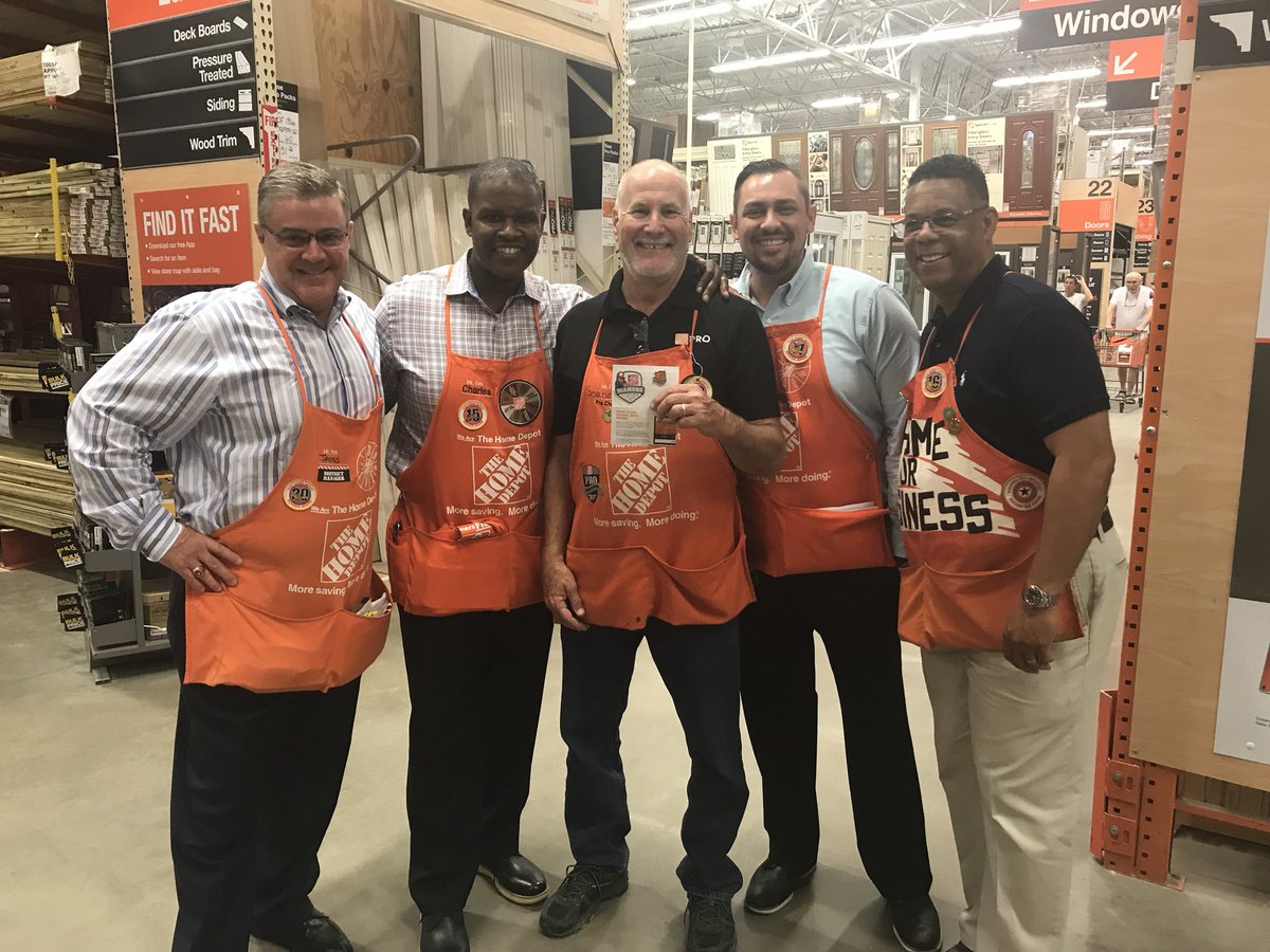 CharlesA_Wilson's tweet photo. I hear 💎 💎 R forever - especially when you meet a double diamond winner!  Gordon crushes it daily in Pro supporting 7 PAR’s at Lee road!  Thanks for all you do sir! https://t.co/fjlFkLT4dB