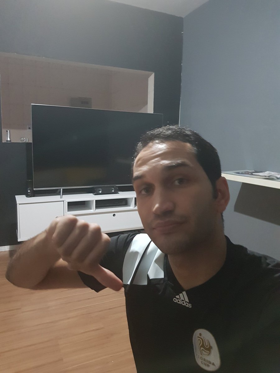 __angelomartins's tweet photo. Comprei uma TV 4K da @SamsungBrasil para a Copa e fiquei sem ver o primeiro jogo. TV estava com tela esbranquiçada desde segunda e agora nem liga mais. Disseram que até quarta agendariam uma visita, o que não aconteceu. Jogo do BR é domingo.  Vão me fazer perder tbm? Palhaçada! https://t.co/P5ntLH8aqJ
