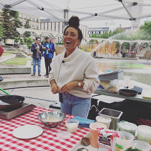 f5kyyc's tweet photo. Having a blast with @foodbymaria making cauliflower rice. It smells amazing down here at Olympic Plaza! Loads of food left! Please come eat! #feedingthe5000yyc #chefsfortheday #downtowncalgary #hardwork #yycchefs #squadgoals #savethefruitsandveggies #red… https://t.co/OuDKZaPDXU https://t.co/u1TxLMWp1S