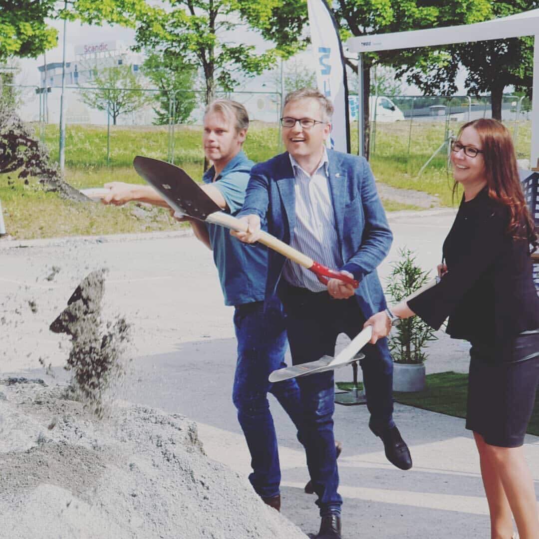 Stolt att idag ta spadtag för 125 nya hyresrätter och en kommunal förskola i hjärtat av Upplands Väsby tillsammans med Väsbyhems vd <a href="/amrabarlov/">Amra Barlov</a> och Mattias Holm, Affärsområdeschef Erlandsson Bygg.
#bopol #upplandsväsby #väsby #hyresrätter #hejaväsby #väsbyhem @ViiVasby 
#skolan