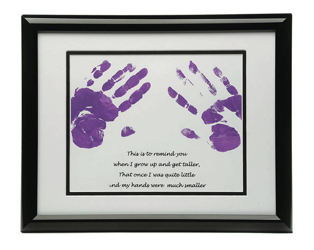 Celebrate Dad with a Father's Day handprint poem. Here's how to make it: staradvertiser.com/2018/06/14/fea…
