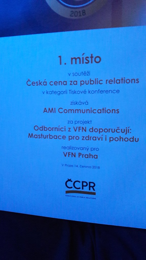 amic_cz's tweet photo. Jedním z našich nejviditelnějších projektů byl letos vítěz kategorie Tisková konference - Masturbace: disciplína pro zdraví a pohodu. 😊 Kolegové z týmu Zdravotnictví, nemáte se za co stydět! 👊🏻😁 
#prceny #amilife https://t.co/0Je0rEQbev