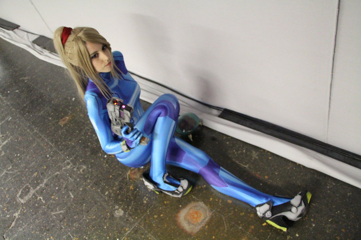 YuneValentine's tweet photo. Ojalá un día tenga las pedazo piernas de Samus 💖💖💖

📷 @AOJ 
📷 @Yanniplum

#metroid #nintendo  #videogame #SuperSmashBrosUltimate #cosplay #bountyhunter #SuperSmashBros https://t.co/IVjXHB18Iv
