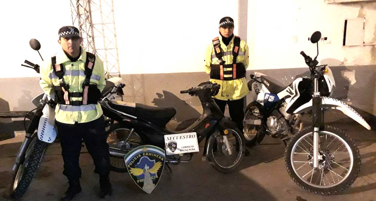 Cerca de la hora 19, personal de Caminera Pcia. Roque Saenz Peña, demora a un conductor de 29 años, en una Honda Wave, 110cc., color negra, sin contar con casco ni documentaciones. De las averiguaciones resultó que el rodado presenta Pedido de Secuestro de fecha 05/05/2014.🚔🏍️