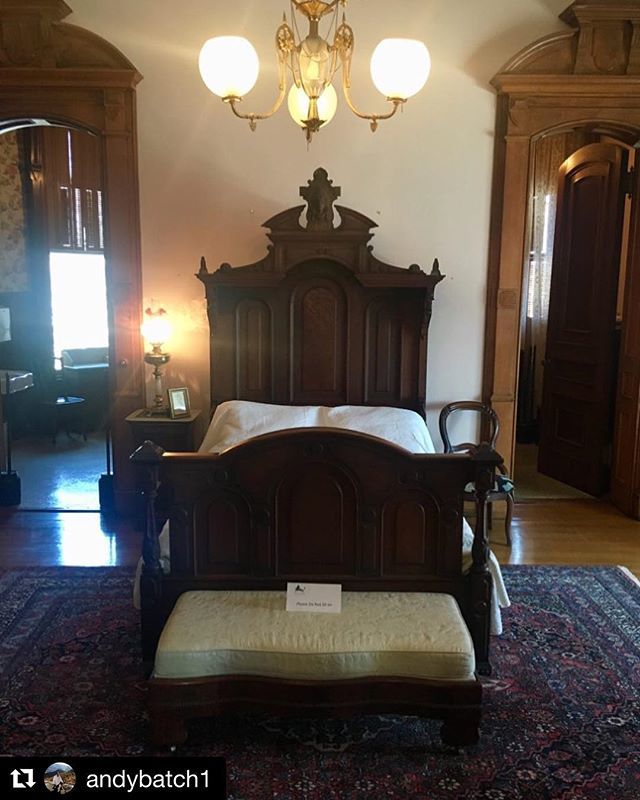 Oldhouselove_'s tweet photo. ✨INTERIOR THURSDAYS✨ I could definitely sleep here! 😍😍 Thanks to @andybatch1 for tagging ・・・
A bedroom inside Phelps Mansion .
.
.
.
.
#interiorthursdays #oldhouselove #archi_ologie #preservation #historical #gildedage #gildedagemansions #thispl… https://t.co/71joJECdzK https://t.co/aaEqAbr0yn