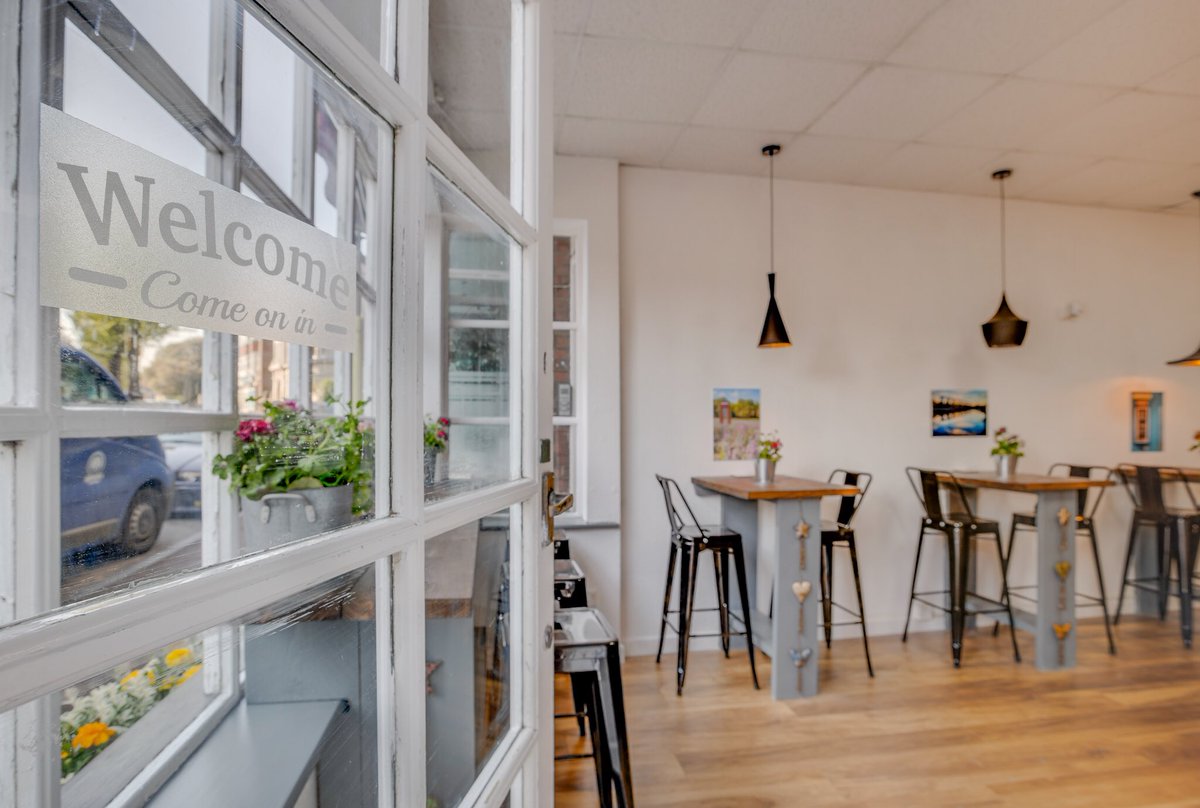CafeMugshots's tweet photo. New Dog Friendly Cafe open in Meads Street, Eastbourne 🐶☕️🍰🥞🍓🍎🍊🍋🥝🍌🍇🍍🥪🌯🥤🍽 #Eastbourne #meadsvillage #dogfriendly #cafe #EastSussex #1066card #beachyhead https://t.co/ZE39kgeOy9