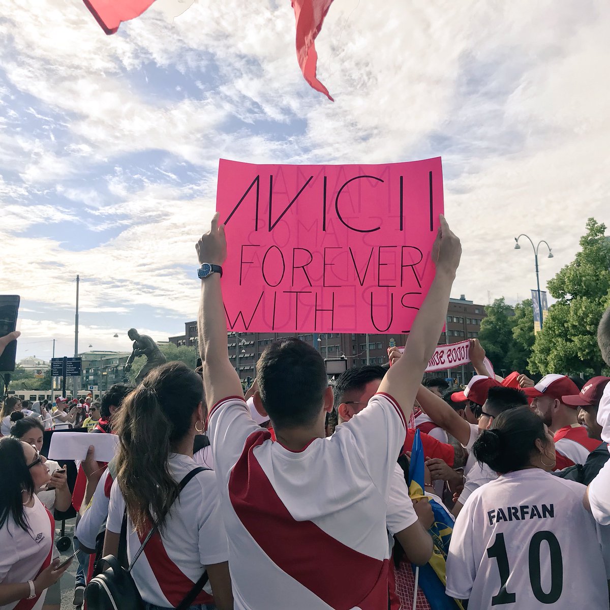albertespinoza's tweet photo. Visto en el #SueciaPerú #ArribaPerú #PreparadosParaTodo #Gotemburgo @SeleccionPeru @fifaworldcup_es @Avicii #RoadToRussia #Rusia2018 https://t.co/kK7uZNPOnT