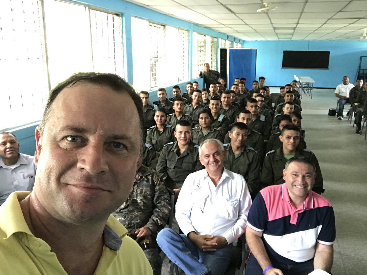 MarceloHanko's tweet photo. Compartiendo en el Hall con los alumnos y el gobernador de Zacapa https://t.co/FcsPEgnMpE
