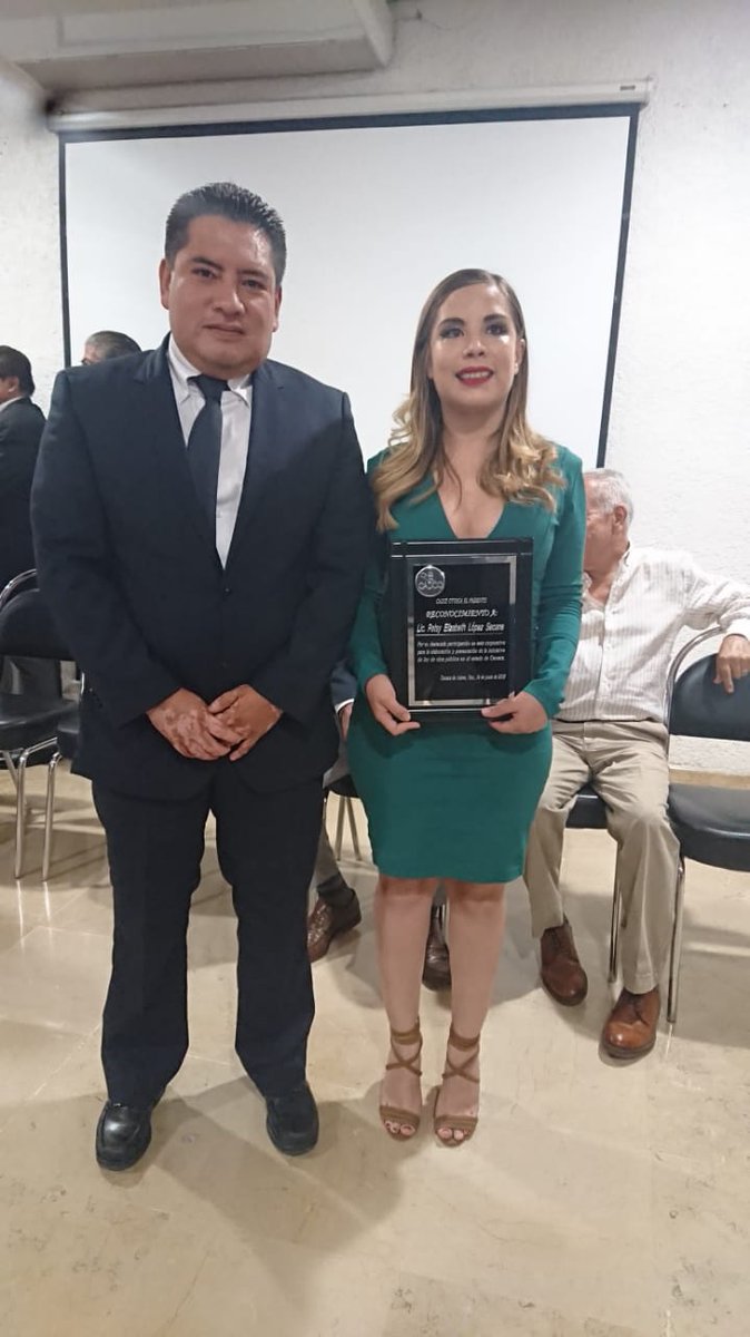 Hoy entregamos reconocimientos a miembros de CADCO que lograron la reforma de la Ley de Obras Públicas y Servicios Relacionados del Estado de Oaxaca. Esta iniciativa beneficiara a las Constructoras Oaxaqueñas a través de la ejecución de obra pública. #Oaxaca