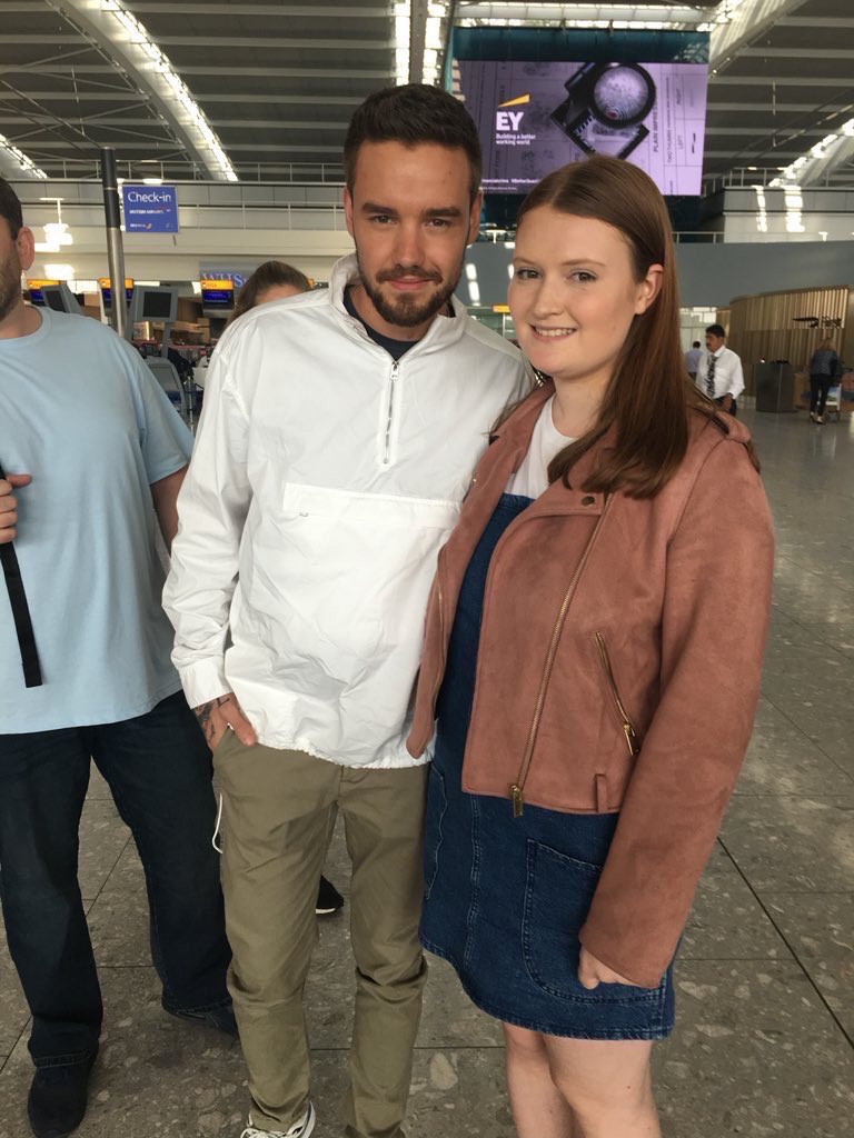 bst1Dmidia's tweet photo. Liam com fãs, em Londres - 14/06. https://t.co/QZNwfJlFTS