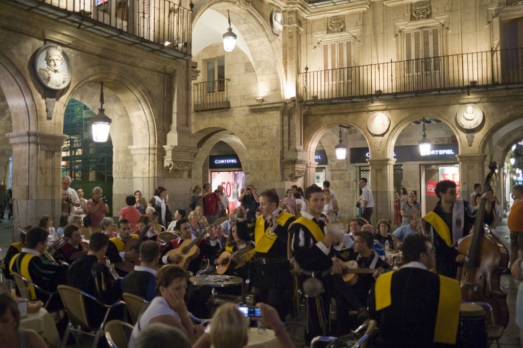 EspanaEnLatam's tweet photo. ¡Salamanca está de moda!
Celebra el Festival de Luz Y Vanguardias que llenará de luz sus edificios históricos.
https://t.co/r6FUqMugeD
Su Universidad cumple #800años,
y #Amenábar rueda en #Salamanca su próxima película.
@luzyvanguardias @CyLesVida @GrupoCPHE 
#enciendeSalamanca https://t.co/4KtnIzbLyd