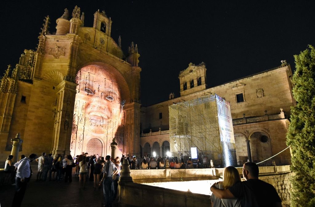 EspanaEnLatam's tweet photo. ¡Salamanca está de moda!
Celebra el Festival de Luz Y Vanguardias que llenará de luz sus edificios históricos.
https://t.co/r6FUqMugeD
Su Universidad cumple #800años,
y #Amenábar rueda en #Salamanca su próxima película.
@luzyvanguardias @CyLesVida @GrupoCPHE 
#enciendeSalamanca https://t.co/4KtnIzbLyd