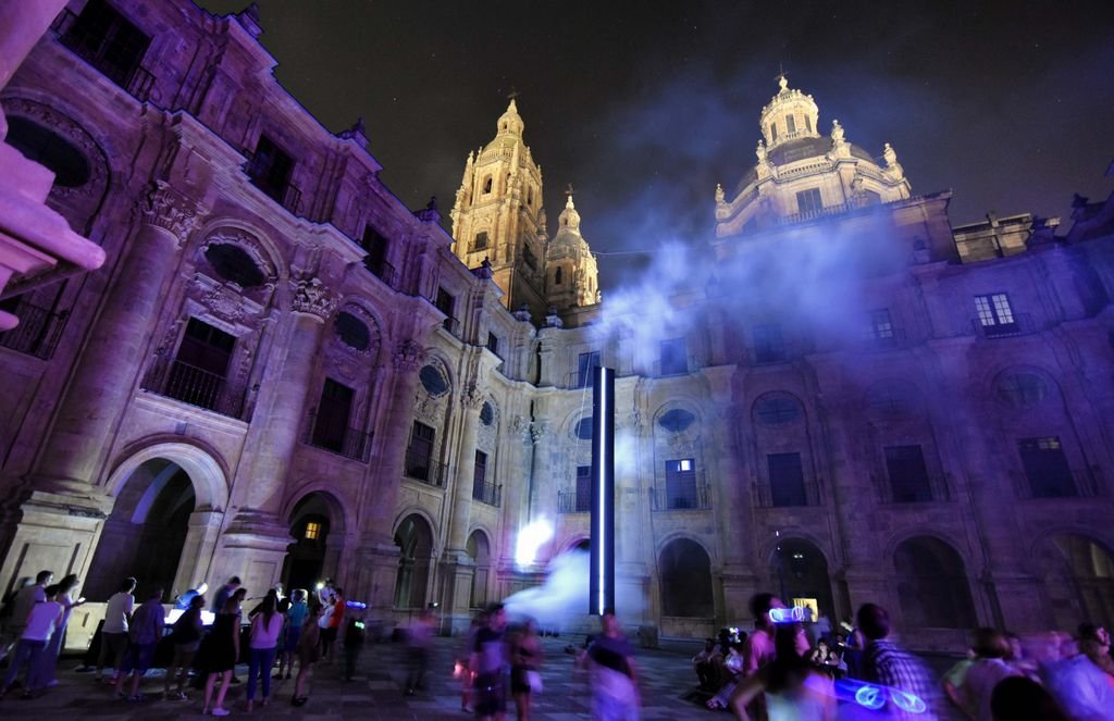 EspanaEnLatam's tweet photo. ¡Salamanca está de moda!
Celebra el Festival de Luz Y Vanguardias que llenará de luz sus edificios históricos.
https://t.co/r6FUqMugeD
Su Universidad cumple #800años,
y #Amenábar rueda en #Salamanca su próxima película.
@luzyvanguardias @CyLesVida @GrupoCPHE 
#enciendeSalamanca https://t.co/4KtnIzbLyd