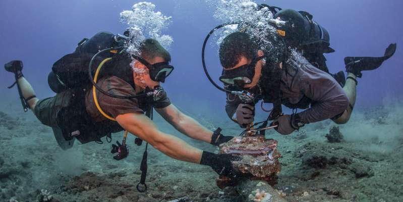 CUI_Cable's tweet photo. Fiber optic wires, servers, and more than 550,000 miles of underwater cables: Here's what the internet actually looks like. https://t.co/iA0NUzsdEF https://t.co/2mzpSq0vdr
