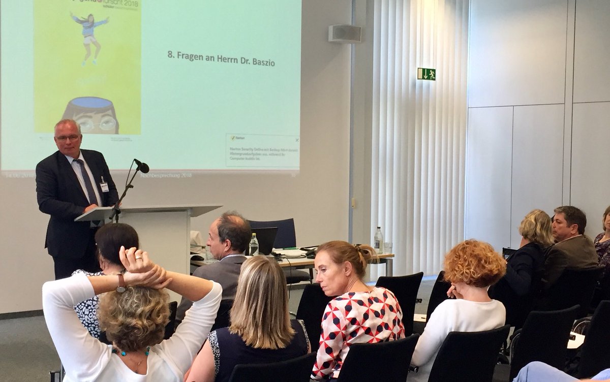 MichaFecker's tweet photo. Vertreter von 11 #jugendforscht Regionalwettbewerben aus BaWü heute bei #BoschGlobal.
Klasse dass Dr. Baszio, Vorstand von Jugend forscht e.V., Hamburg auch dabei war. https://t.co/GXPCKlWPIs