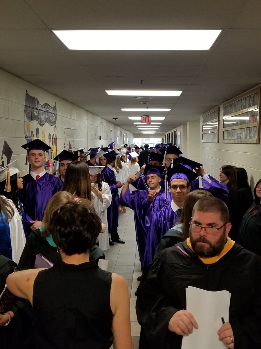 esasdseced's tweet photo. South students are all lined up and ready to go!!!!! #ehsclassof2018 https://t.co/yDb0bg6paH