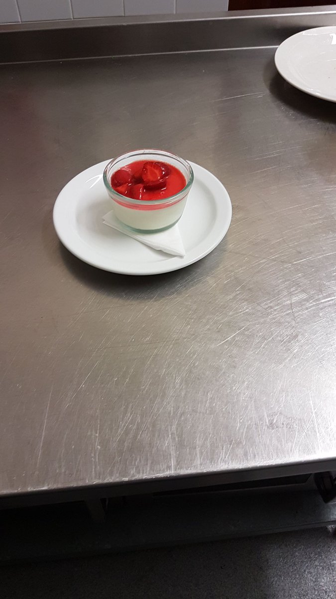 tracy1542's tweet photo. Strawberry and cream panna cotta https://t.co/oDszPHaJG6