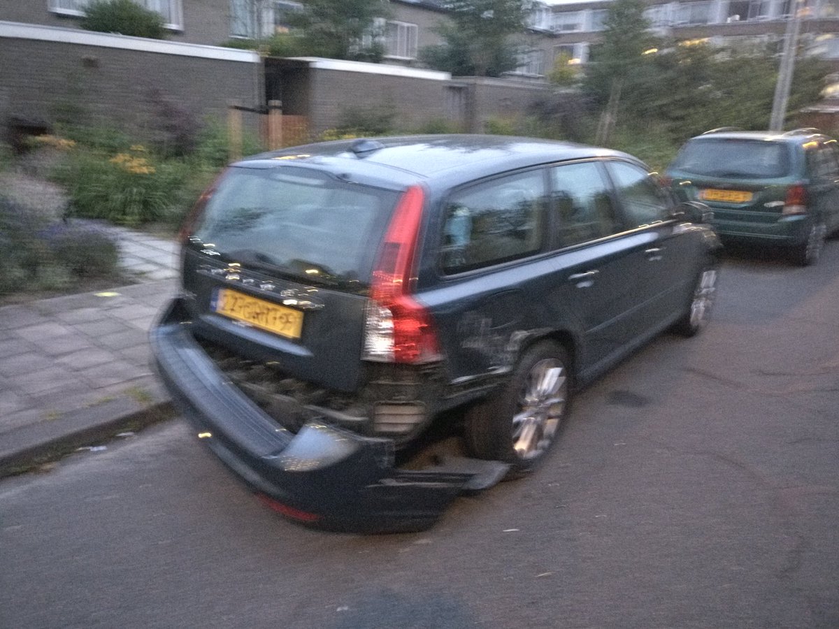 Zojuist is onze geparkeerde auto in #OvervechtNoord aangereden door een lichtgrijze bestelbus met blauwe belettering en een soort van opbouw op het dak. De onverlaten zijn helaas gevlogen. Schade aan de bestelbus moet aanzienlijk zijn. Kijken jullie mee?