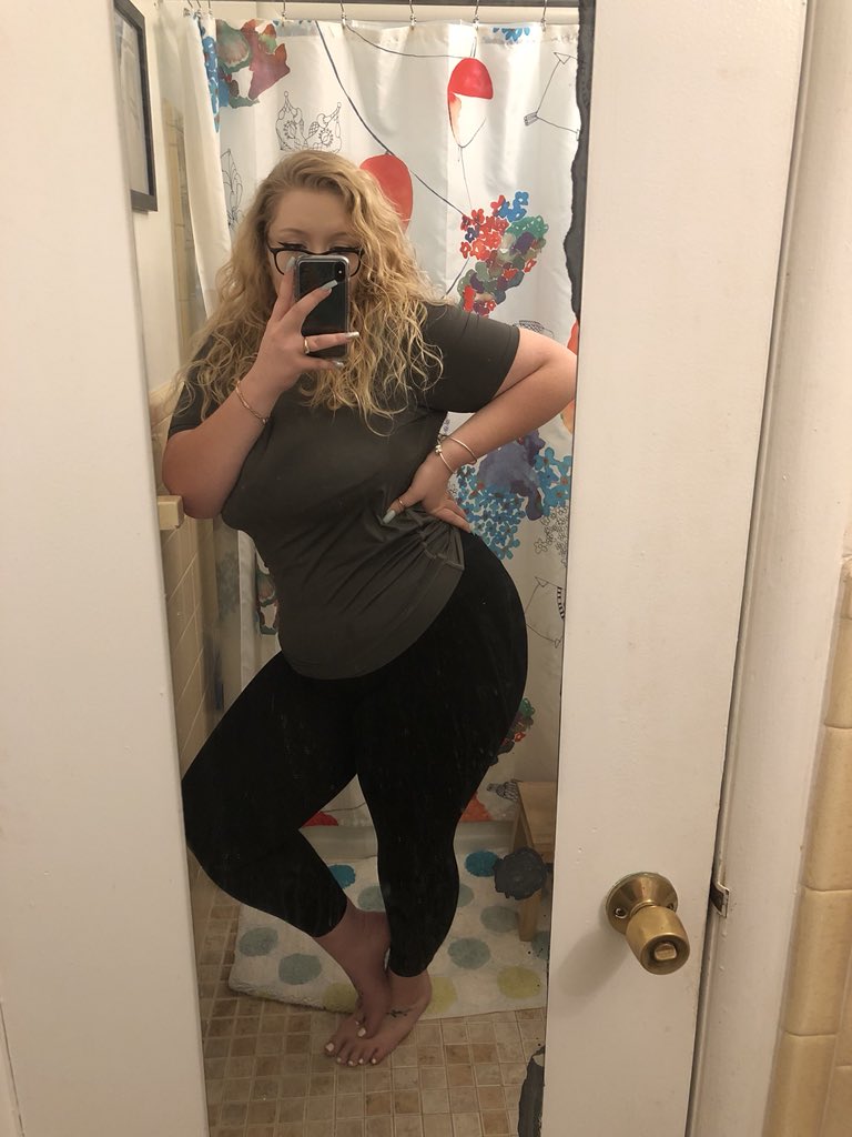 maggiemariee25's tweet photo. I went from 352 lbs in NOVEMBER 2017, to now 228 lbs JUNE 2018 . I am so proud of myself for making the decision to finally take back my life . Out here to shine now shawdy ✨ https://t.co/KbtFr1vd65